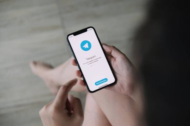 CHIANG MAI, THAILAND 21 HAZİRAN 2020: Ekranda sosyal ağ hizmeti telgrafı olan iPhone X 'i tutan kadın. iPhone 10 Apple Inc. tarafından oluşturuldu ve geliştirildi
