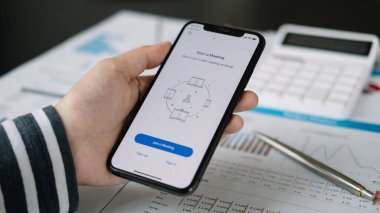 CHIANG MAI, THAILAND - 11 APR 2020: Zoom uygulamasının sosyal platformunu internet toplantıları, uzak işçiler veya çevrimiçi eğitim için indiren ev çalışanı