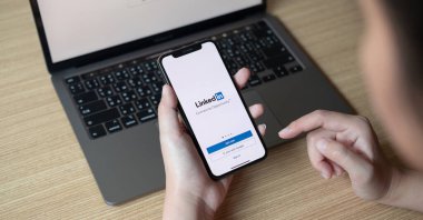 CHIANG MAI, THAILAND - 22 Haziran 2020: Ekranda LinkedIn uygulamalı iPhone X 'ler. LinkedIn iş odaklı bir sosyal ağ hizmetidir