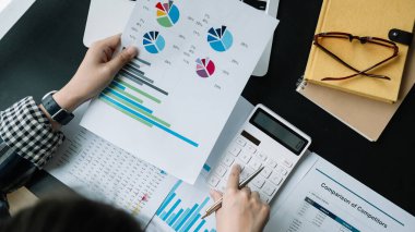 Finans, vergi, muhasebe, istatistik ve analitik araştırma konseptini hesaplamak için hesap makinesi ve dizüstü bilgisayar kullanan İşadamı kapat