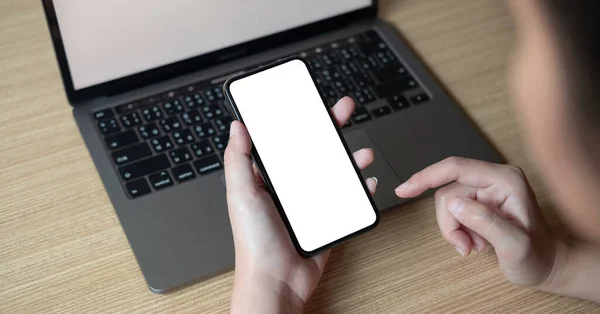 Femme utilisant un smartphone avec écran blanc sur le lieu de travail — Photo