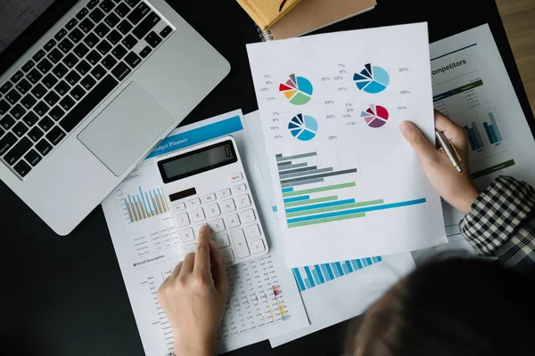 Close up Empresário usando calculadora e laptop para calcular finanças, impostos, contabilidade, estatísticas e conceito de pesquisa analítica — Fotografia de Stock