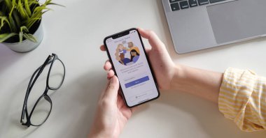 CHIANG MAI, THAILAND - 3 HAZİRAN 2020: Evden izole bir şekilde uzaktan çalışmaya hazır Microsoft Ekipleri sosyal platformunu indiriyor.