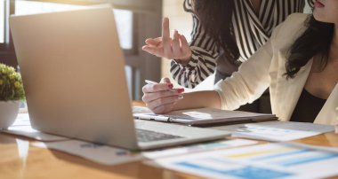 İş dünyası ekibi işyeri - Kurumsal Örgüt Toplantısı Konsepti ile ilgili mali belgeyi analiz ediyor