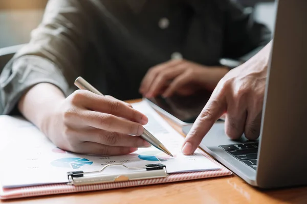 Närbild Affärsmöte och diskussion för ekonomi, skatt, redovisning, statistik och analytisk forskning koncept — Stockfoto