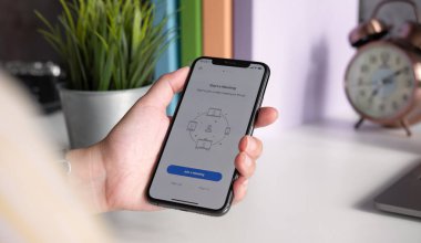 CHIANG MAI, THAILAND 3 Temmuz 2020: Uzak işçiler veya çevrimiçi eğitim için internet toplantıları için uygulamalı iPhone akıllı telefonu uygulaması