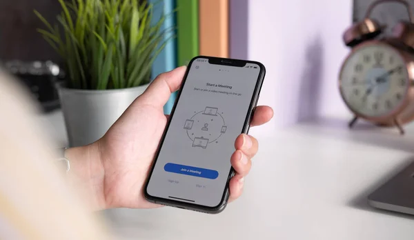 CHIANG MAI, THAILAND JULY 3 2020: додаток ZOOOM для applie iphone смартфон для інтернет-зустрічей для віддалених працівників або онлайн-освіти — стокове фото