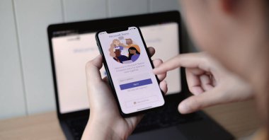 CHIANG MAI, THAILAND - 22 Haziran 2020: LinkedIn ekranlı iPhone 'a dokunan kadın. LinkedIn özgeçmiş oluşturulmasına ve yeni bir iş aranmasına yardımcı olur