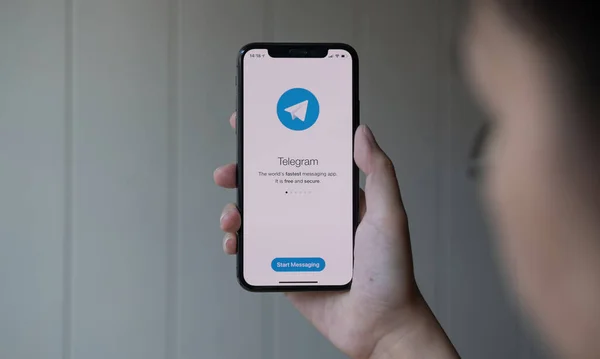 ЧАН МАЙ, ТАЙЛАНД, 22 ИЮНЯ 2020: Женщина держит iPhone X с социальной сетью Telegram на экране. iPhone 10 был создан и разработан Apple inc . — стоковое фото