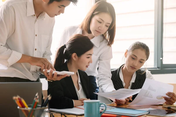 Groupe de gens d'affaires asiatiques réunion pour analyser les données pour le plan de marketing — Photo