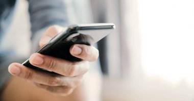 Evdeki akıllı telefonu kullanan adamı kapat.