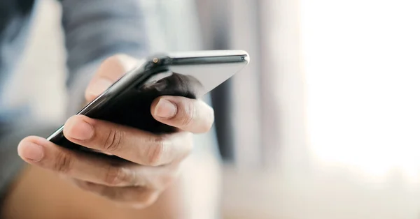 Primer plano hombre usando el teléfono inteligente en casa — Foto de Stock