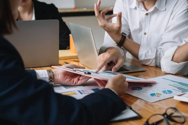 Grupo de personas de negocios asiáticos lluvia de ideas para la estrategia de marketing —  Fotos de Stock