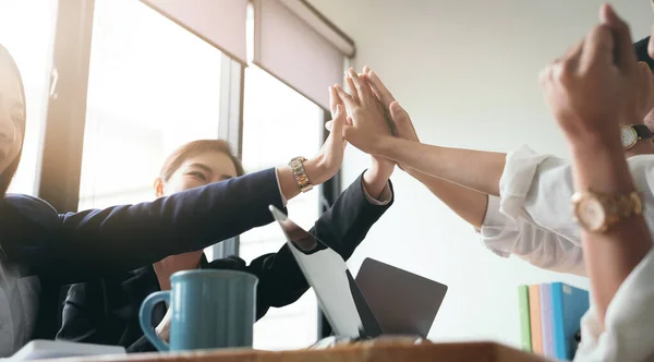 Empresarios exitosos, colegas de negocios celebrando el éxito en la oficina — Foto de Stock