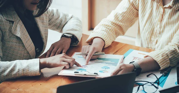 Asesor de negocios asiático se reúne para analizar y discutir la situación del informe financiero en la sala de reuniones.Consultor de Inversiones, Consultor Financiero, Asesor Financiero y concepto contable —  Fotos de Stock