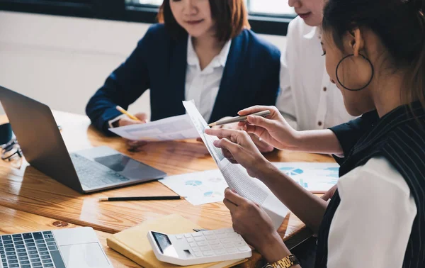 Réunion des conseillers d'affaires asiatiques pour analyser et discuter de la situation sur le rapport financier dans la salle de réunion. — Photo