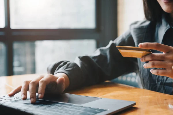 Mujer joven con tarjeta de crédito y el uso de ordenador portátil. Concepto de compras online — Foto de Stock