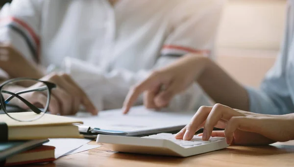 Análisis de la estrategia de planificación de personas de negocios a partir del informe del documento financiero, Office Concept — Foto de Stock