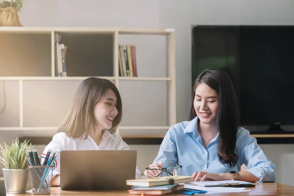 Business People Analizando Estadísticas Documentos de Negocios, Concepto Financiero — Foto de Stock