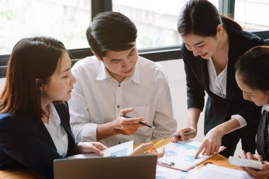 İşletme Kurumu Beyin Fırtınası, Planlama Stratejisi. Ofisteki çizelge ile yatırım analizi yapıyor..