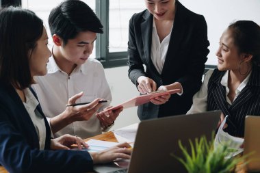 İşletme Kurumu Beyin Fırtınası, Planlama Stratejisi. Ofisteki çizelge ile yatırım analizi yapıyor.