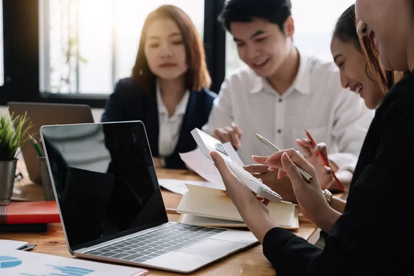 재무, 세금, 회계, 통계 및 분석 연구 개념을 평가하기 위해 계산기와 노트북을 사용하는 Businessman 및 파트너를 폐쇄 — 스톡 사진