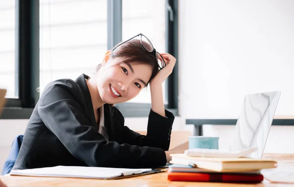 Πορτρέτο Ελκυστική Ασιατική Επιχειρηματίας Χαμογελώντας στο γραφείο — Φωτογραφία Αρχείου