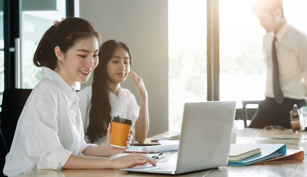 Jóvenes asiáticos de negocios trabajando con documentos juntos en la oficina moderna — Foto de Stock