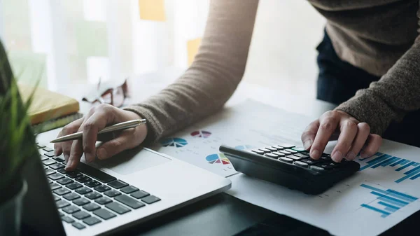 Mulher de negócios trabalhando em finanças e contabilidade Analise o orçamento financeiro com calculadora no escritório — Fotografia de Stock