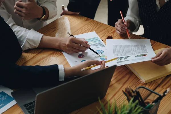 Financiële adviesdiensten. Bedrijfsadviseur die investeringsplan toont aan klanten in het consultancykantoor — Stockfoto