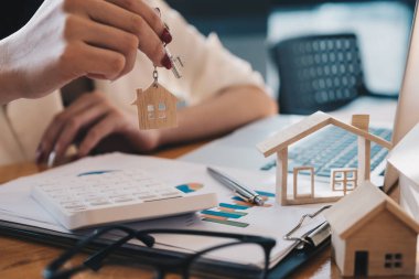 Ev modeli ve finansal veya kredi anahtarı olan emlakçı
