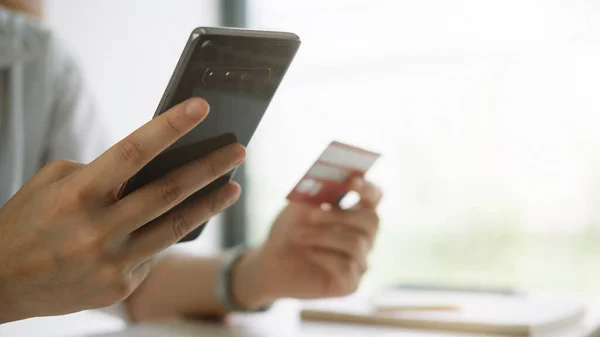 Compras en línea con teléfono inteligente y tarjeta de crédito a mano — Foto de Stock
