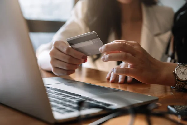 Cerrar la mujer usando el ordenador portátil y la tarjeta de crédito para pagar compras en línea e-commerce concepto de pago en línea. — Foto de Stock