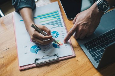 İş Adamları finansal raporu analiz etmeyi, iş toplantısı kavramını tartışıyor