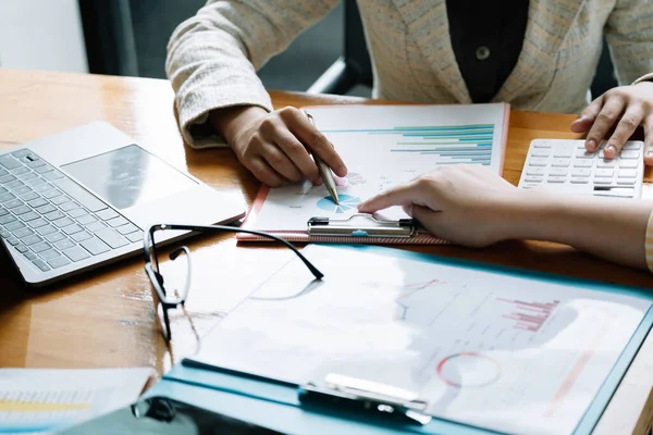 Möte för företagare för att diskutera situationen på marknaden. Finansiellt koncept för företag. — Stockfoto