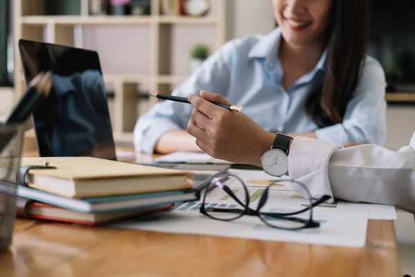 Asesor de negocios asiático se reúne para analizar y discutir la situación del informe financiero en la sala de reuniones. Asesor financiero y concepto contable —  Fotos de Stock