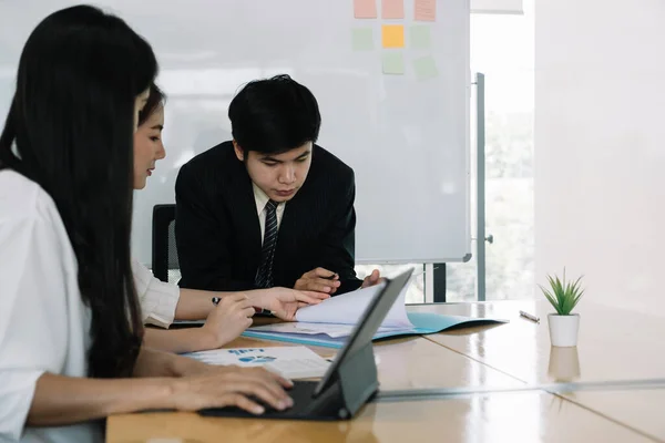 Młodzi Azjaci Biznesmeni mają spotkanie biznesowe z kierownictwem — Zdjęcie stockowe