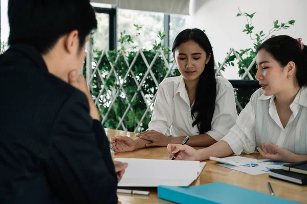 Asyalı İş Adamları Konferans Görüşmesi Kurumsal Kavram