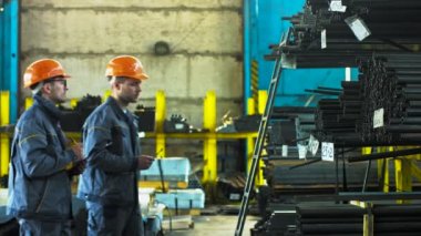 İki metalworkers fabrika Muhafazası, stokları kontrol