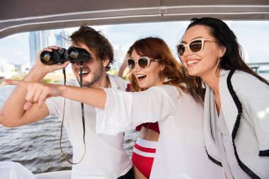 Onlar ilginç bir şey gördüm uzaklarda, adam binoküler bu tarafında çalışıyor iken yatta, yüzen