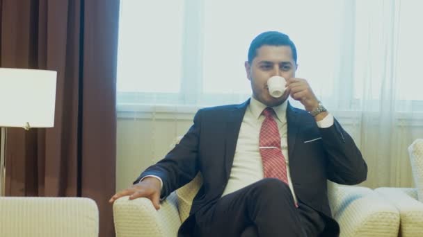 Erfolgreiche Gut Aussehende Junge Geschäftsmann Sitzt Entspannt Einem Sessel Seinem — Stockvideo