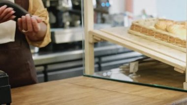 Temassız Nfc teknolojisi hava ödeme ödeme teknoloji tüketim alışveriş satın alma gıda bill mobil mobilite Internet bağlantısı kullanarak pastanede ödeme bir kadının yakın kırpılmış 