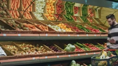 Sakallı yakışıklı beslenme vegan vejetaryen yaşam tarzı refah tüketicilik yeme süpermarket boşaltmak insanlara taze sebze satın alma sırasında onun alışveriş listesi denetimi