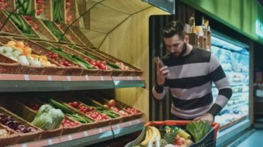 Onun arabası tam onun yiyecek yerel süpermarkette alışveriş yaparken konuşan gıda üzerine eğilerek neşeli sakallı adam