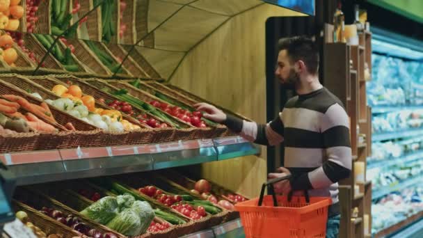 Jovem Olhando Confuso Escolher Legumes Corredor Supermercado Copyspace Pessoas Estilo — Vídeo de Stock