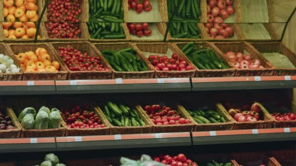 Bebaarde Knappe Man Doen Boodschappen Bij Supermarkt Tonen Duimschroef Opwaarts — Stockvideo