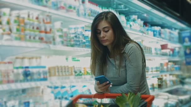 Shot Cheerful Young Woman Talking Phone While Shopping Grocery Store — Stock Video