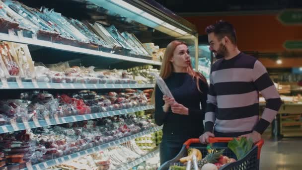 Tiro Casal Feliz Amoroso Escolhendo Alimentos Juntos Compras Supermercado Copyspace — Vídeo de Stock