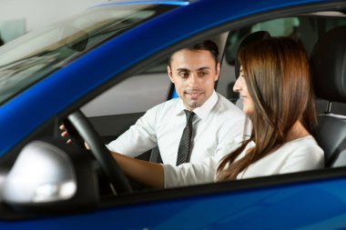 İstemci için araba satıcısı gösteriyor. Bu araba kadın için satacak