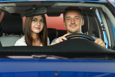 Çift oturma yeni arabada birlikte. Onlar yeni bir araba satın almak için gidiyoruz